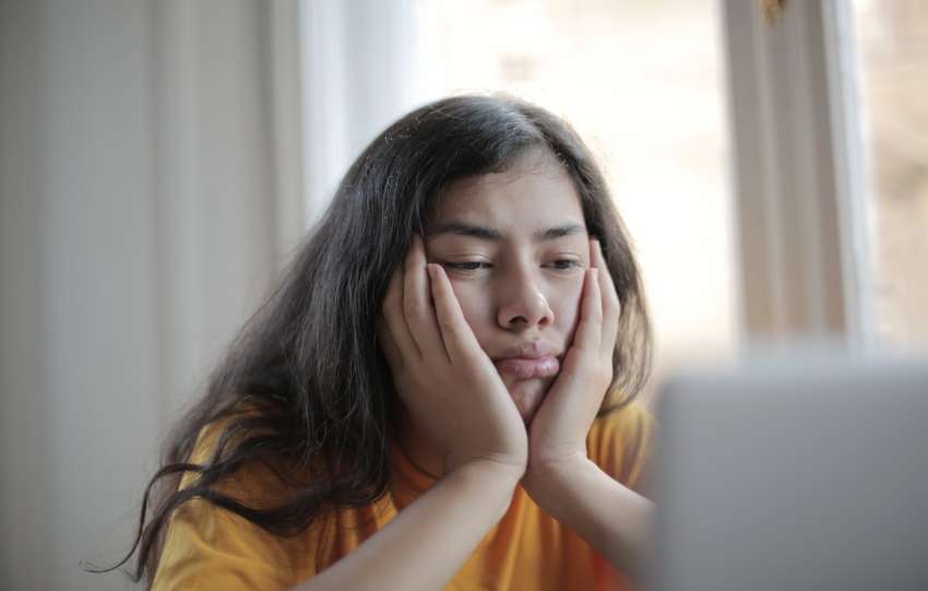 dziewczyna siedzi przed komputerem