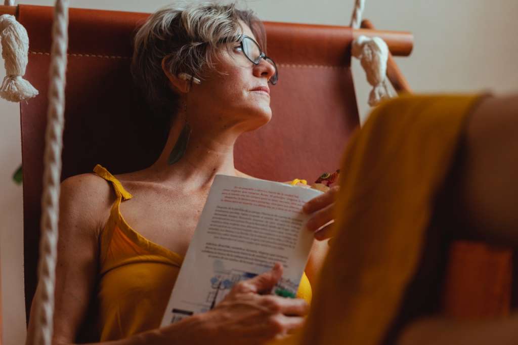 kobieta czyta książkę